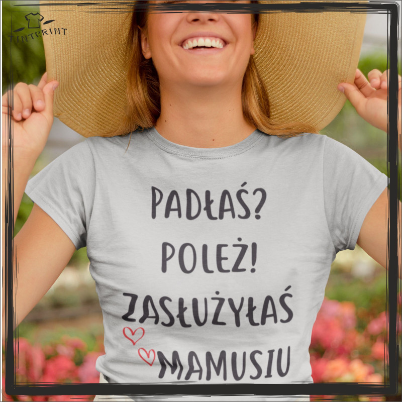 PREZENT DLA MAMY KOSZULKA Z NADRUKIEM PADŁAŚ POLEŻ ZASŁUŻYŁAS MAMUSIU PREZENT DLA MAMY KOSZULKA Z NADRUKIEM PADŁAŚ POLEŻ ZASŁUŻYŁAS MAMUSIU