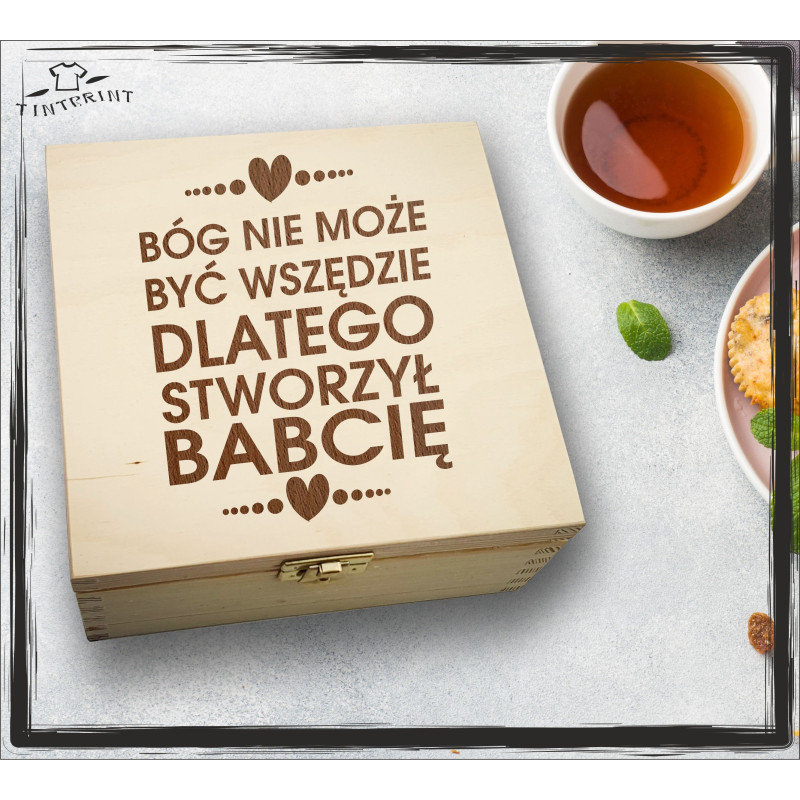 GRAWEROWANE PUDEŁKO Z HERABATAMI NA DZIEŃ BABCI I DZIADKA BÓG NIE MOŻE BYĆ WSZĘDZIE DLATEGO STWORZYŁ BABCIĘ GRAWEROWANE PUDEŁKO Z HERABATAMI NA DZIEŃ BABCI I DZIADKA BÓG NIE MOŻE BYĆ WSZĘDZIE DLATEGO STWORZYŁ BABCIĘ