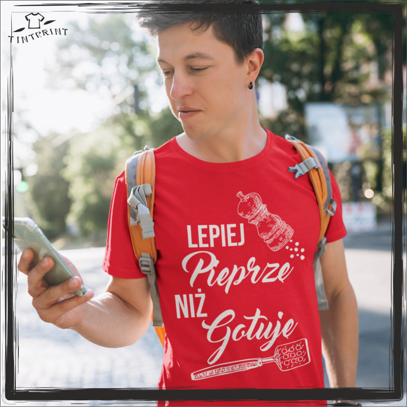 LEPIEJ PIEPRZĘ NIŻ GOTUJĘ DZIEŃ CHŁOPAKA KOSZULKA Z NADRUKIEM LEPIEJ PIEPRZĘ NIŻ GOTUJĘ DZIEŃ CHŁOPAKA KOSZULKA Z NADRUKIEM