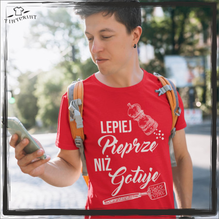LEPIEJ PIEPRZĘ NIŻ GOTUJĘ DZIEŃ CHŁOPAKA KOSZULKA Z NADRUKIEM