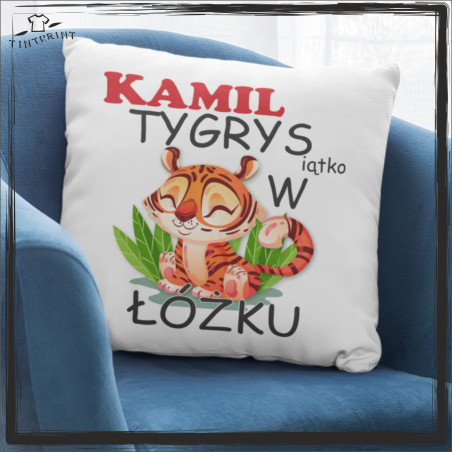 TYGRYSIĄTKO W ŁÓŻKU PODUSZKA Z NADRUKIEM DZIEŃ CHŁOPAKA