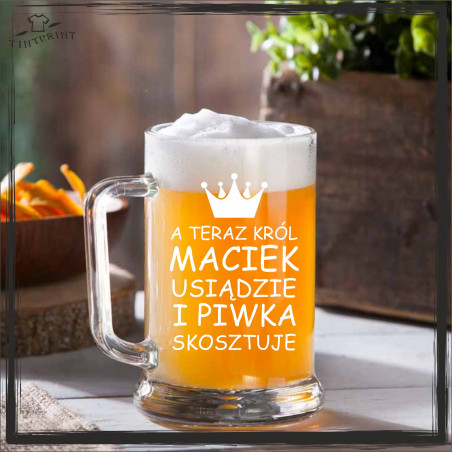 A TERAZ KRÓL (IMIĘ) USIĄDZIE I PIWKA SKOSZTUJE KUFEL Z GRAWEREM