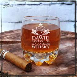 IMIĘ ZASŁUŻYŁ NA SZKLANECZKĘ WHISKEY
