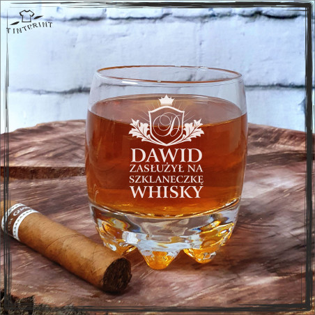 IMIĘ ZASŁUŻYŁ NA SZKLANECZKĘ WHISKEY